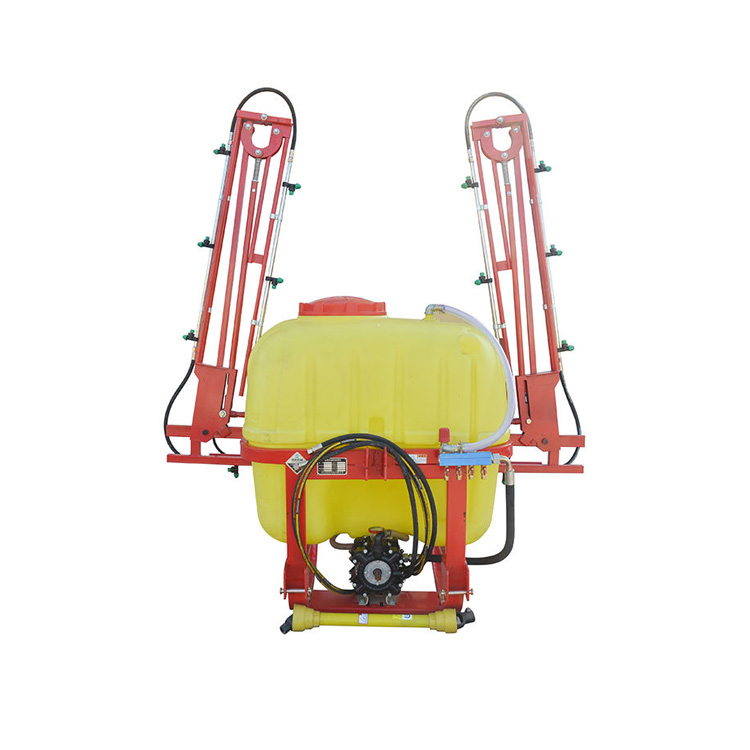 Spraeire Talmhaíochta Feistithe le Tarracóir